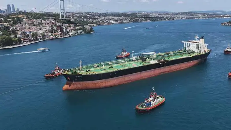 Karadeniz'de dron saldırısına uğrayan 'JAMES II' isimli gemi İstanbul Boğazı'ndan geçti
