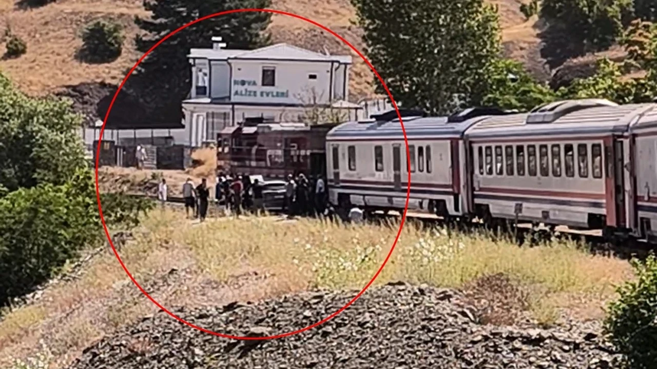 Yer: Elazığ! Saniye saniye facia: Yolcu treni otomobile çarptı