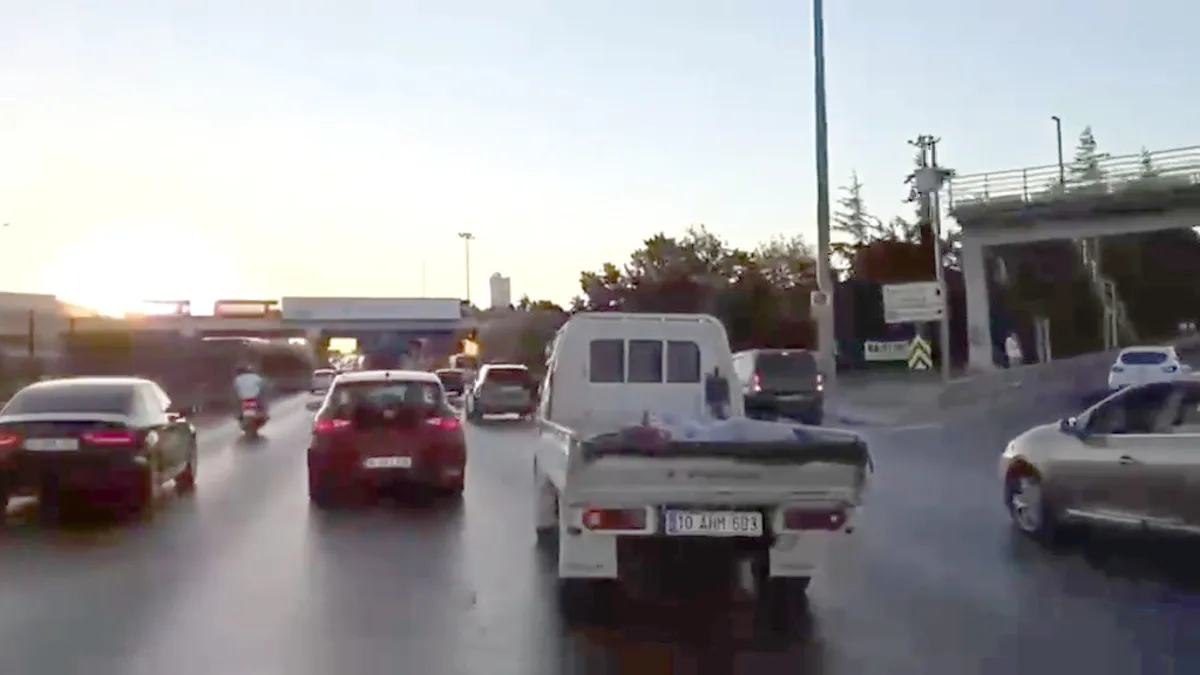 Avcılar D-100'de trafik magandaları kameraya yansıdı: İki kamyonet makas atarak yarıştı!