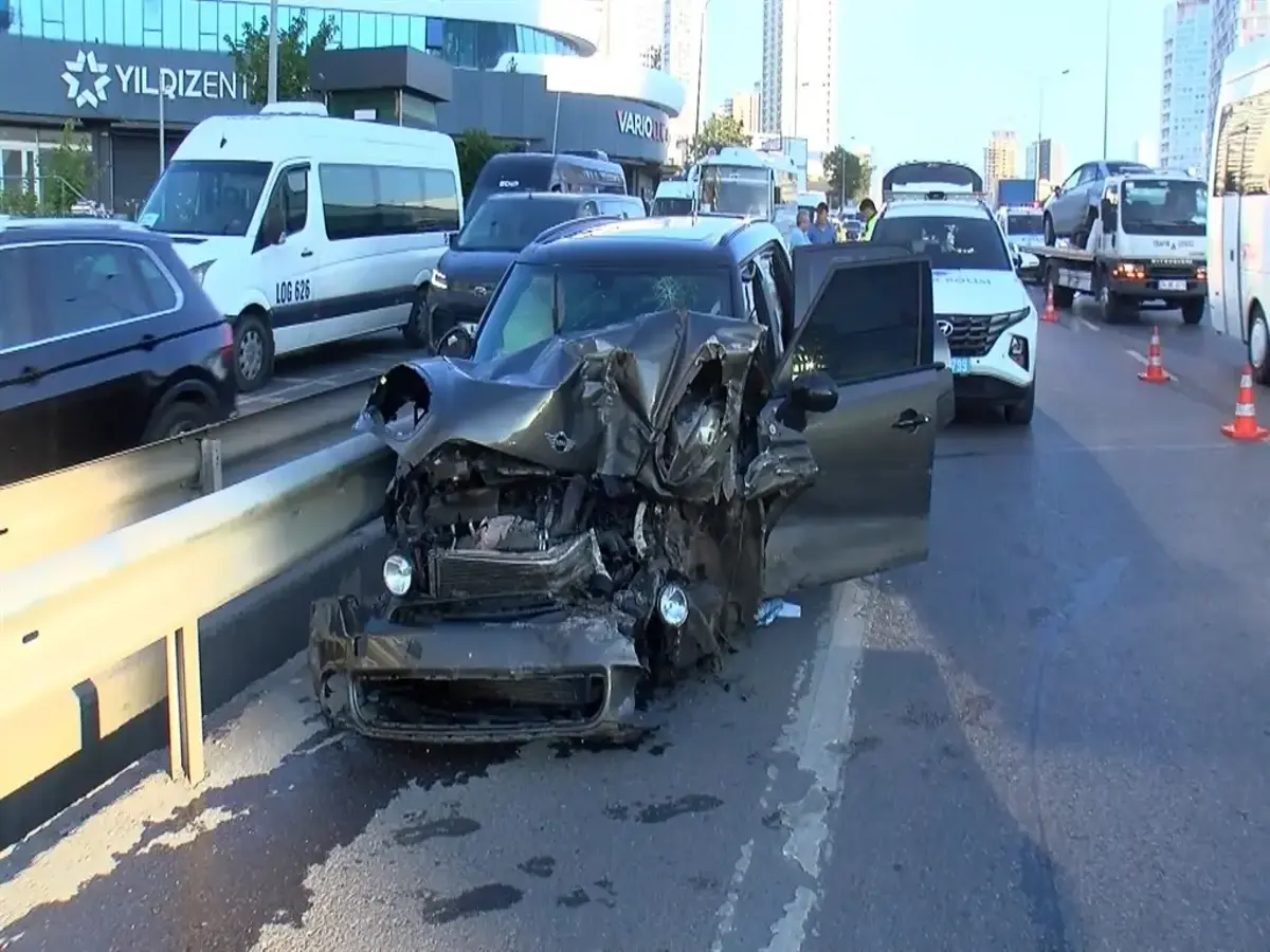 Pendik'te araçlar birbirine girdi: 2 kişi yaralandı