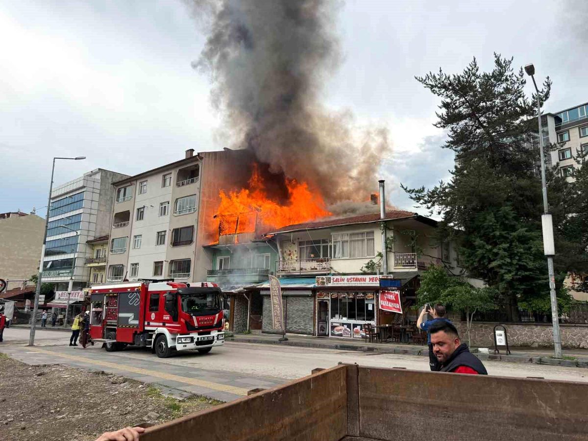 Kızılcahamam'da iki katlı binanın çatısı yandı