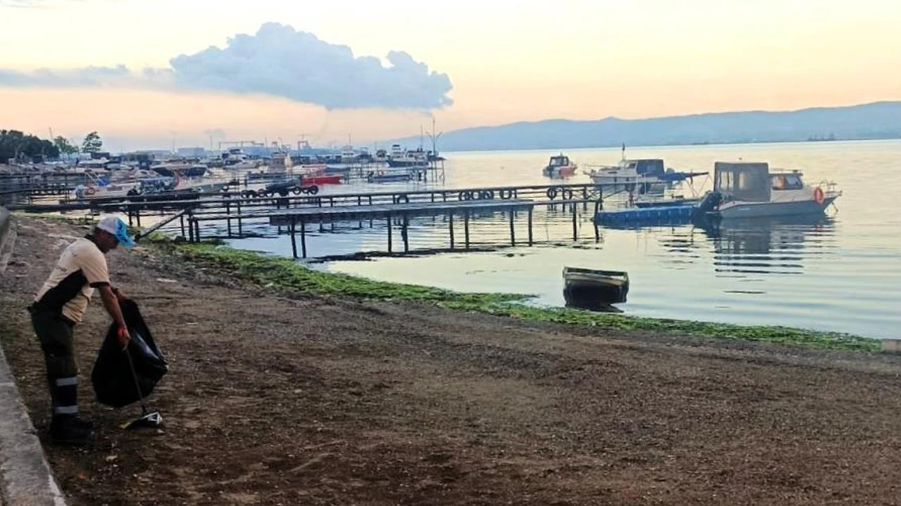 Sahilde kapsamlı temizlik: Kıyı şeridi pırıl pırıl hale getiriliyor