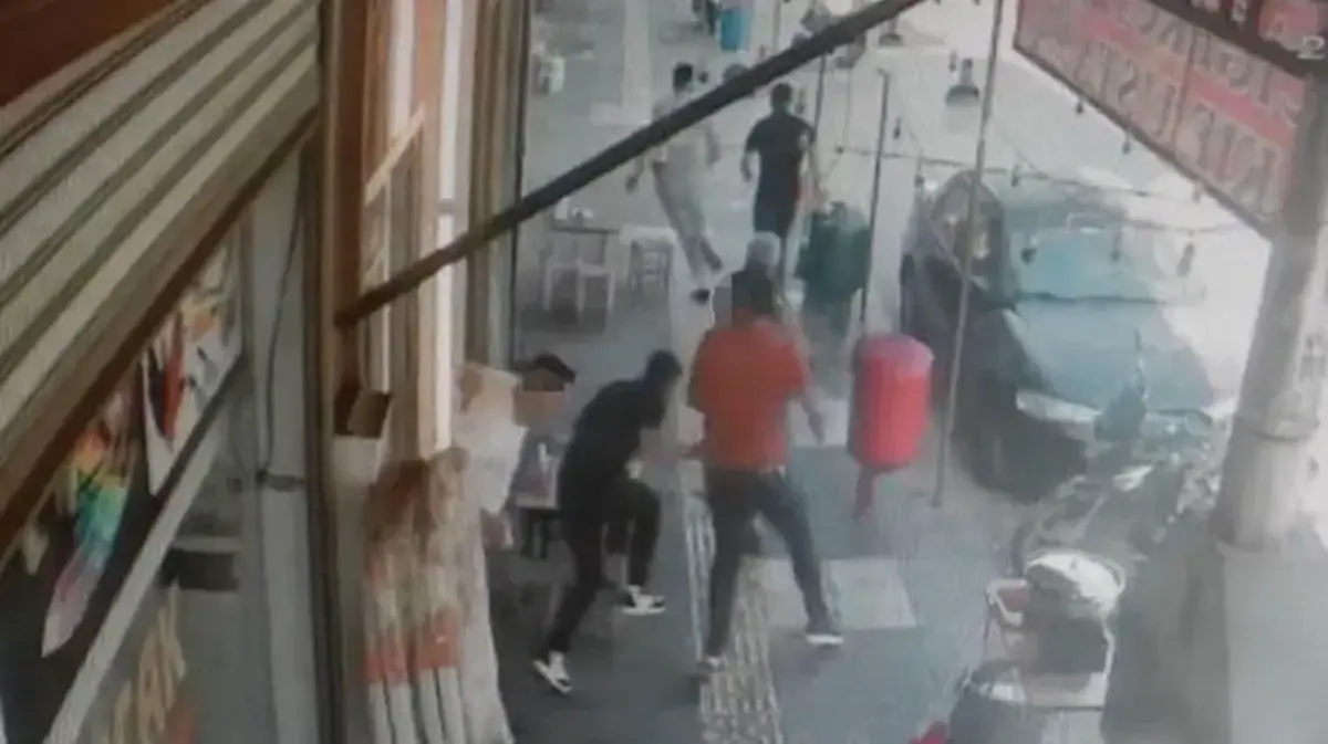Kebapçıda çıkan silahlı ve bıçaklı kavga kanlı bitti