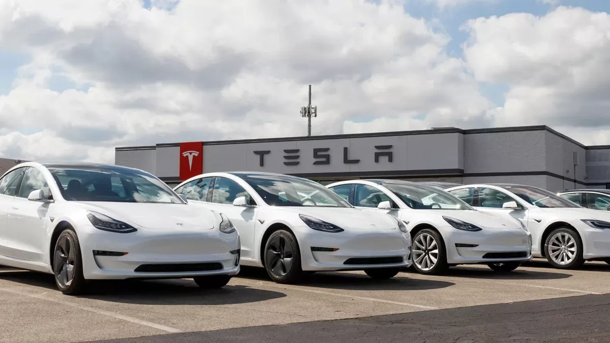 Tesla'nın Otonom Araç Ağında Beklenmedik Duraklama