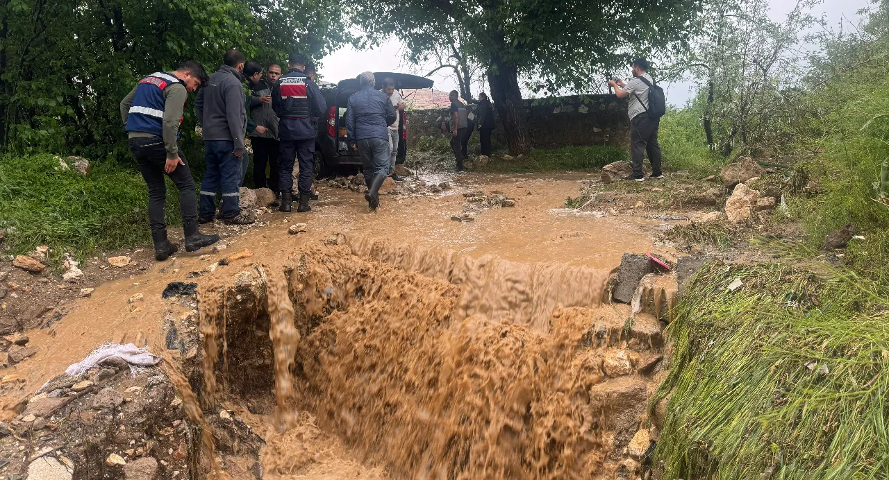 Dolu ve sağanak sonrası felaket! Niğde'de sel sularına kapılanlar var