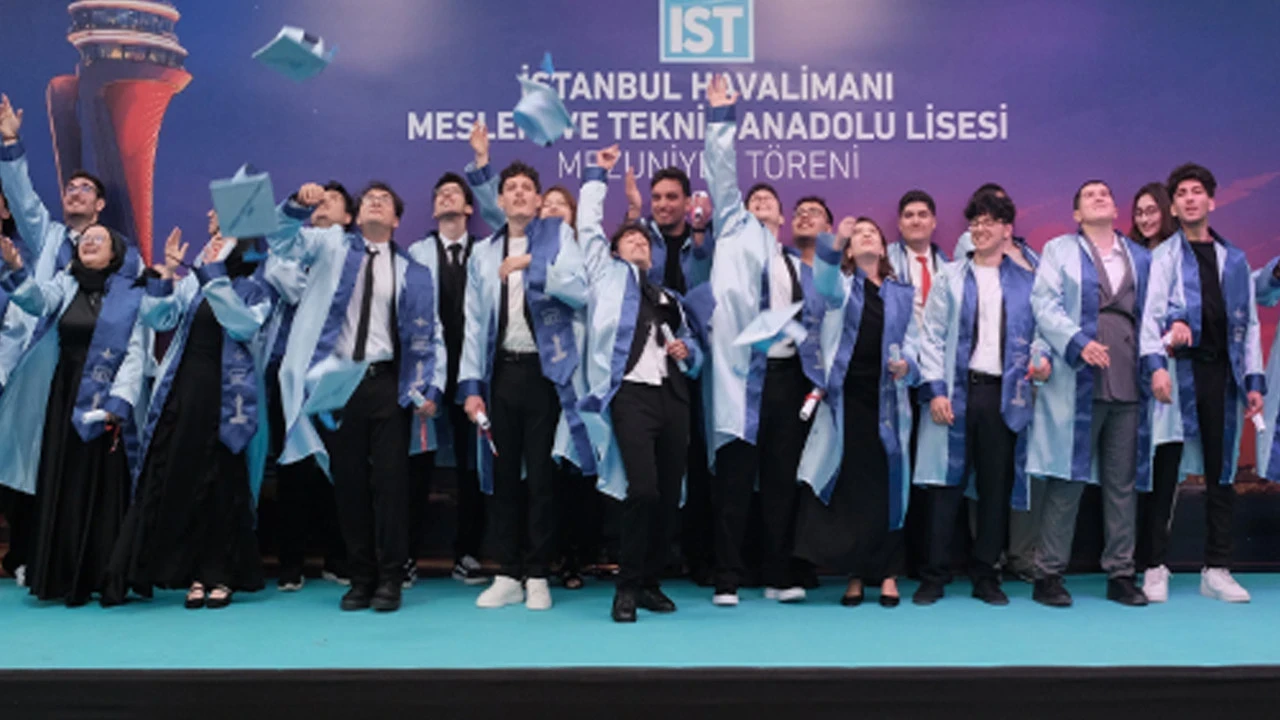 'İstikbal Göklerdedir' sözüyle kurulan okul ilk mezunlarını verdi