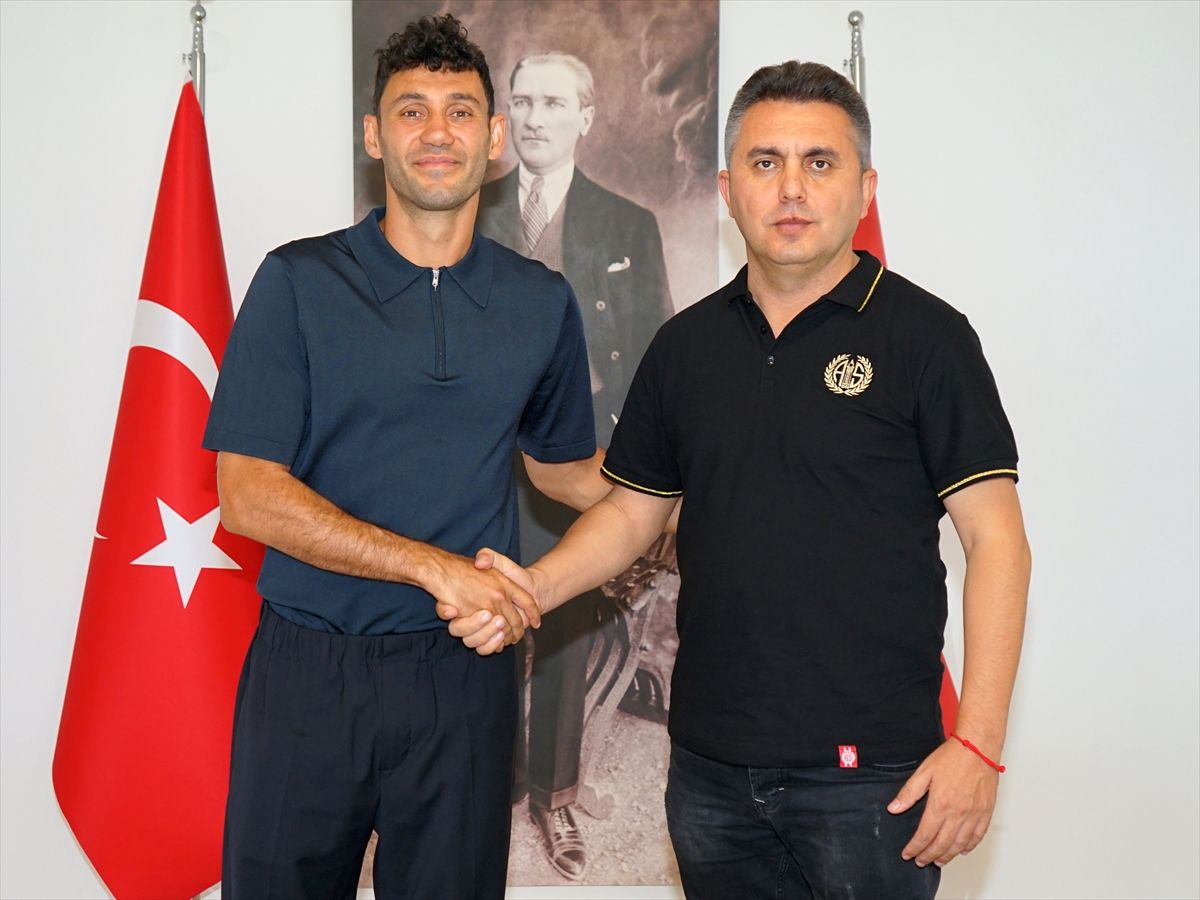 Antalyaspor, takım kaptanı Veysel Sarı'nın sözleşmesini 1 yıl uzattı