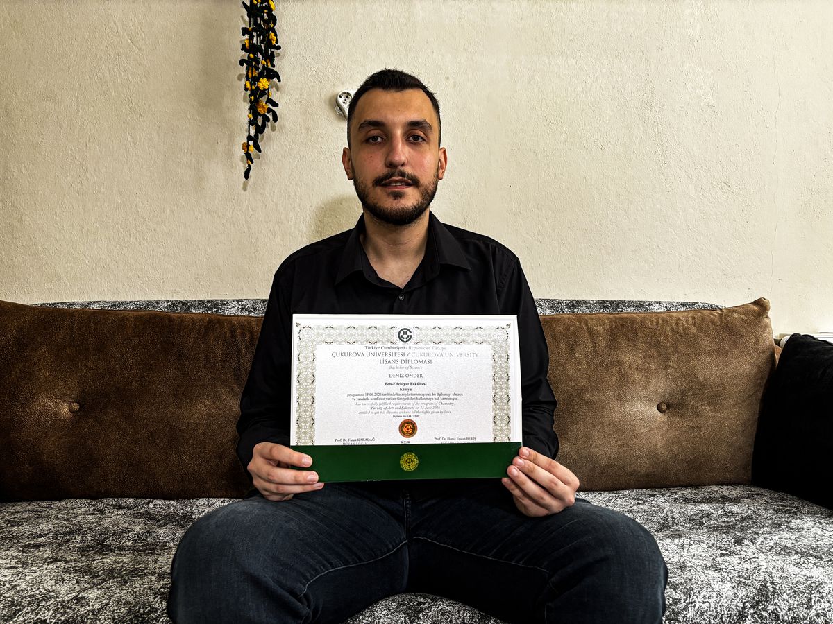 Kaza geçirip eğitimine ara veren Deniz, tedavi sonrası döndüğü okulunda fakülte birincisi oldu
