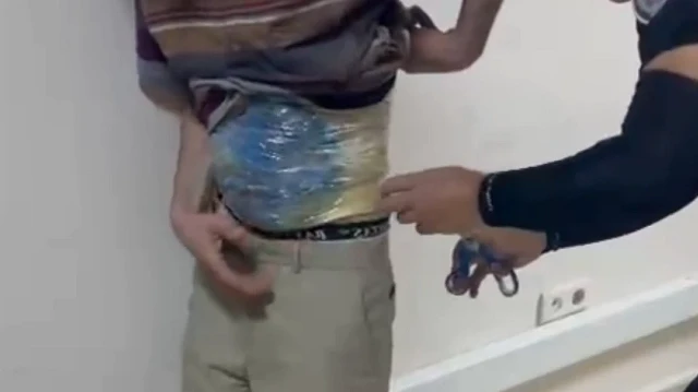 8 yıl hapis cezası olan firari bel ve bacağına bantladığı esrarla yakalandı