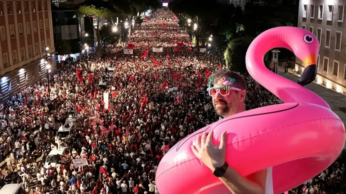 On binler pembe flamingolarla yine sokaklarda! Balkan ülkesinde öfke, dalga dalga büyüyor…
