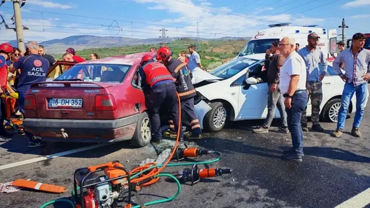 Sakarya’da 2 otomobil çarpıştı 1’i ağır 7 yaralı