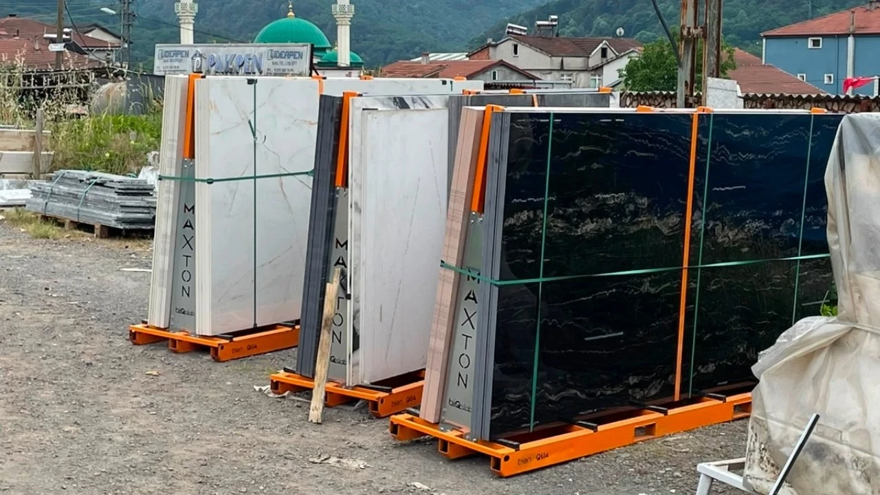Mermer blokların arasında kalan işçi ağır yaralandı