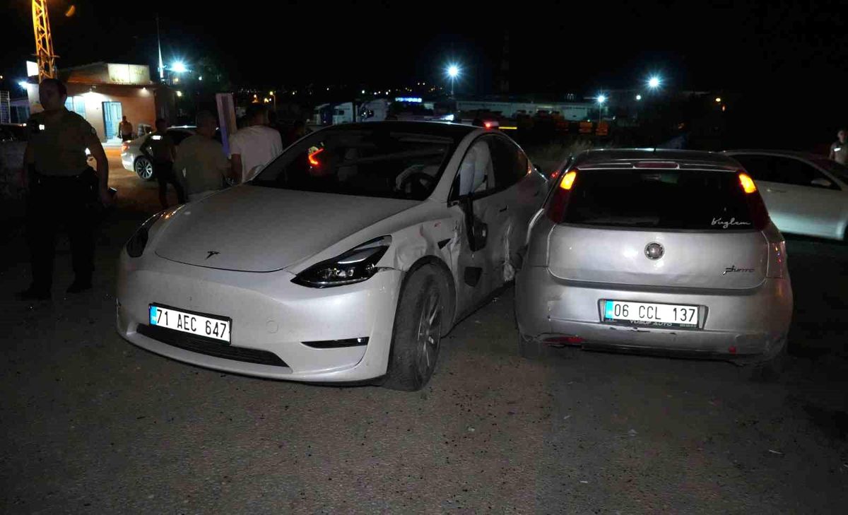 Kırıkkale'de iki otomobil çarpıştı: 4 yaralı