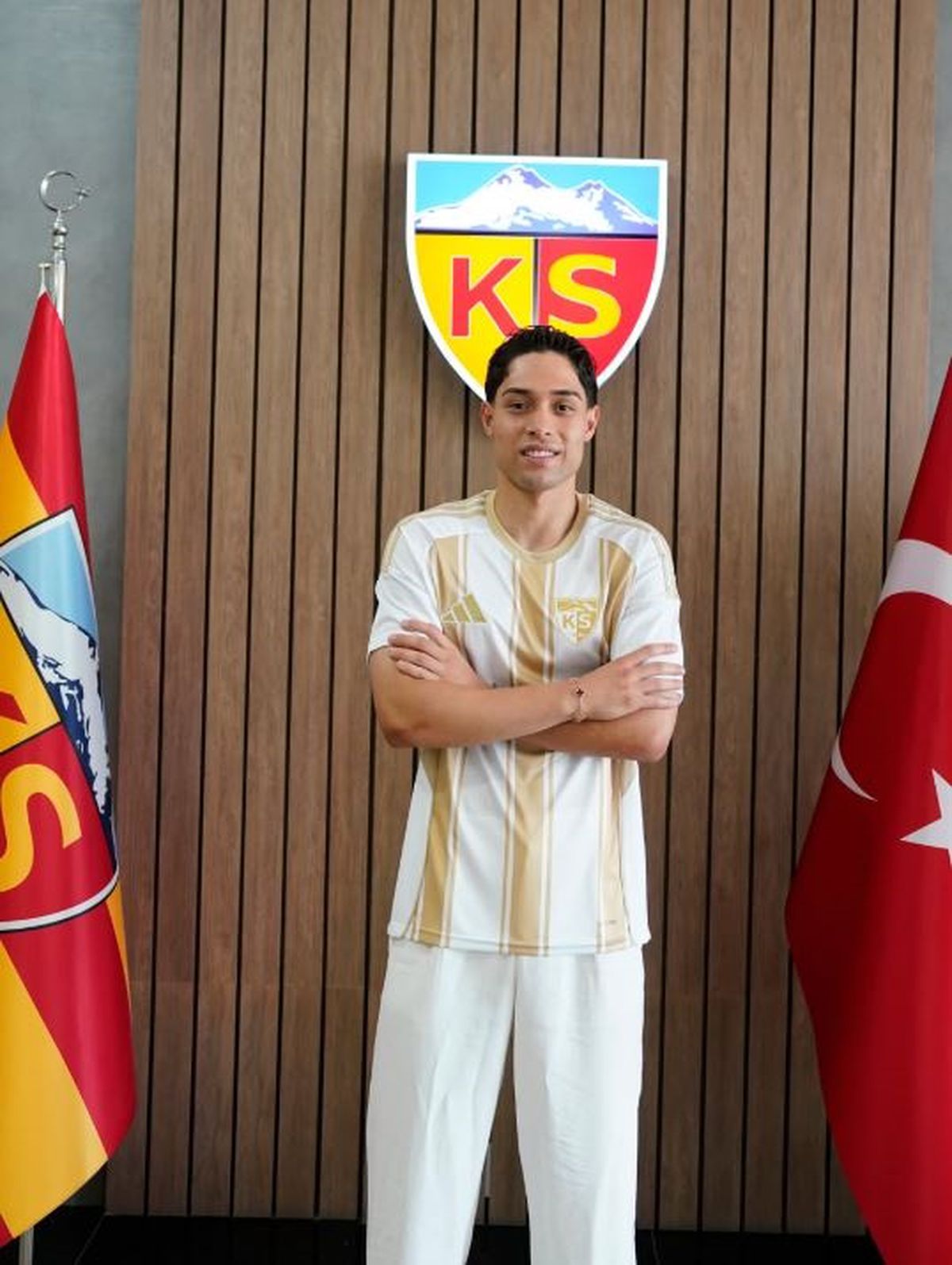 Kayserispor, Talha Sarıarslan ile 3 yıllık yeni sözleşme uzattı
