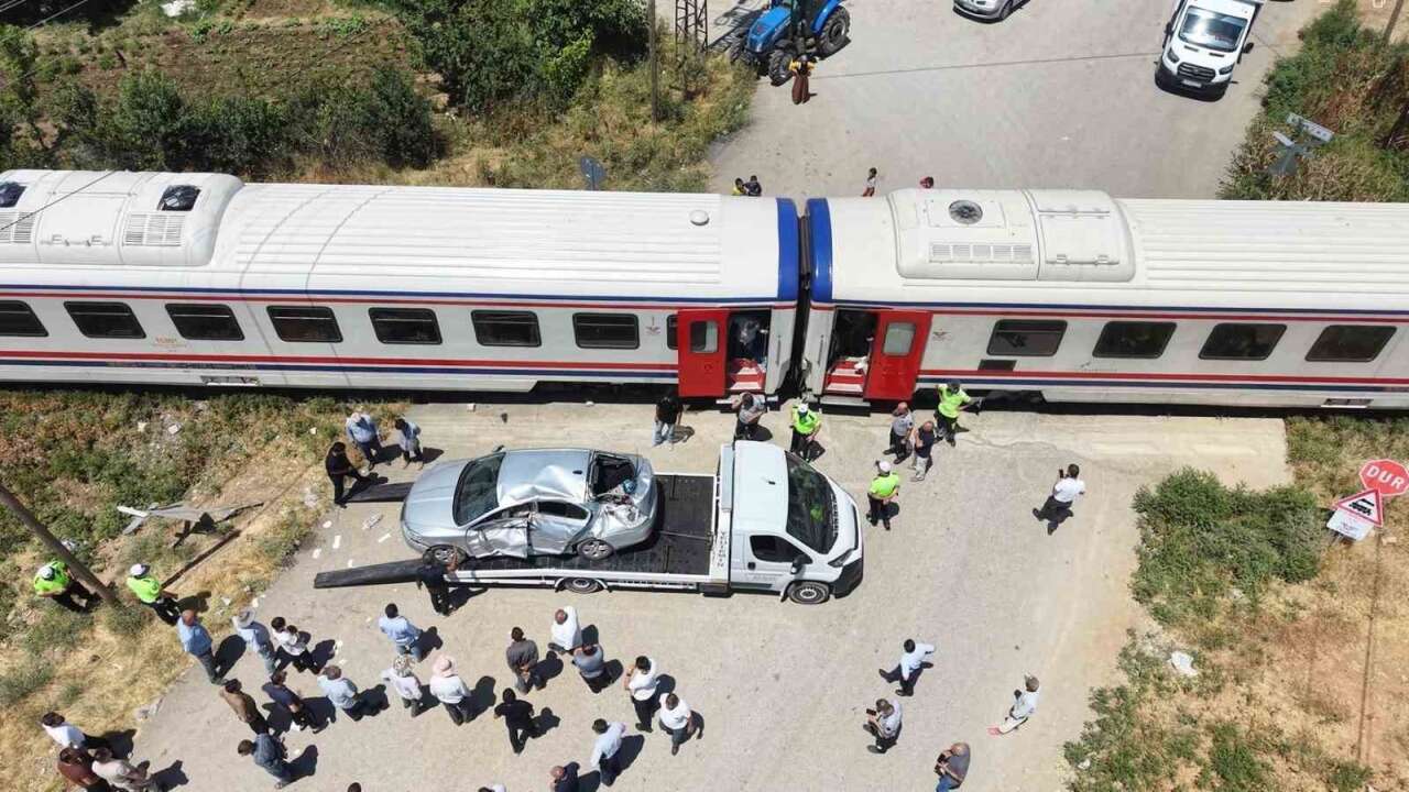 Muş’ta hemzemin geçitte tren otomobile çarptı: 3 yaralı