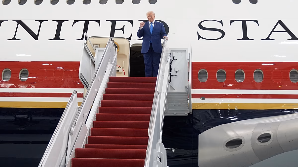 Trump, Katar'ın hediye ettiği yeni Air Force One uçağını tanıttı