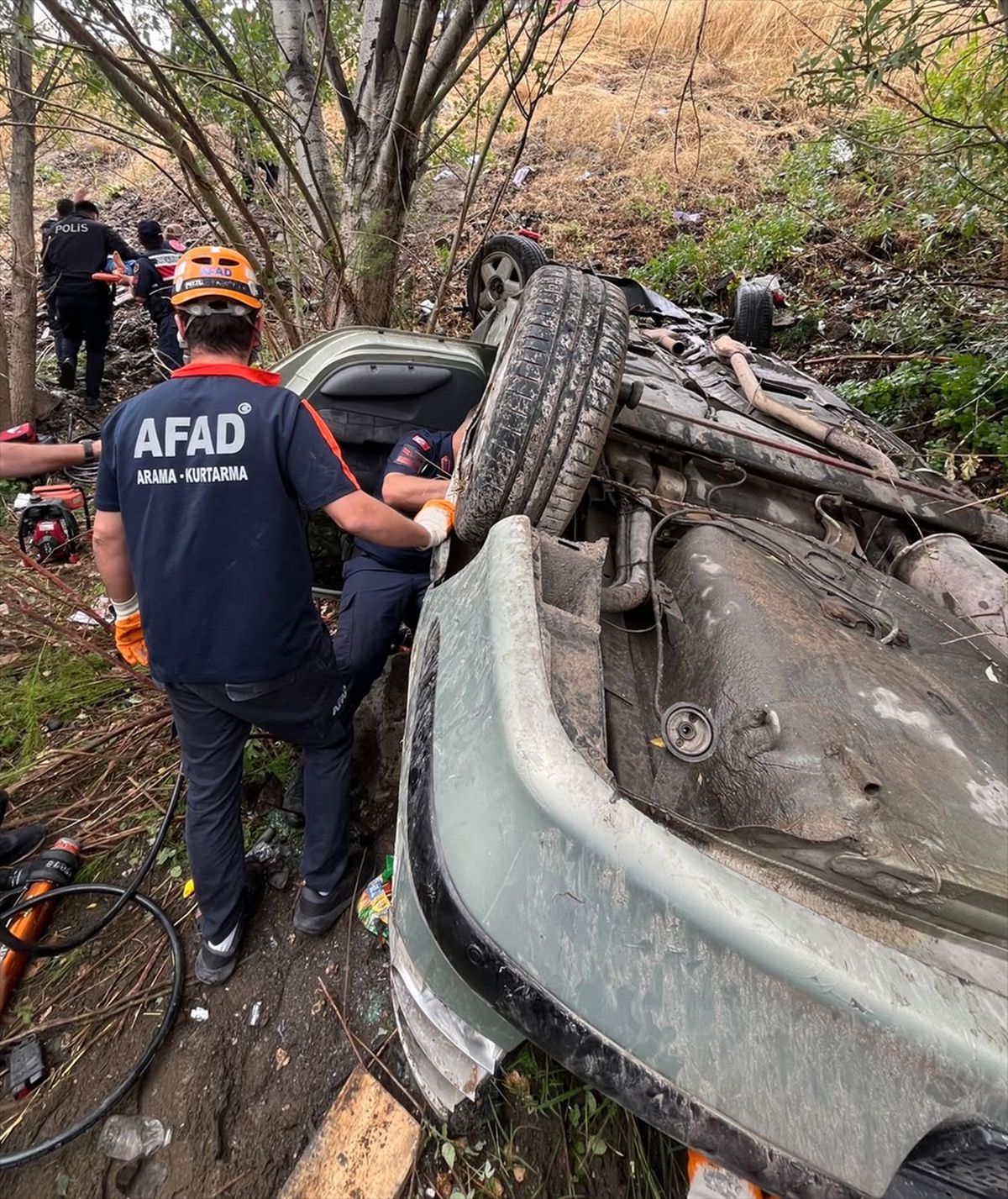 Sivas'ta devrilen otomobildeki 1 çocuk öldü, 4 kişi yaralandı