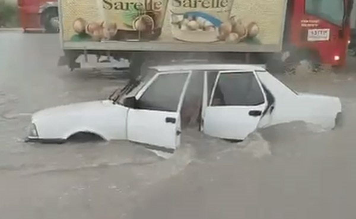 Denizli'de sağanak ve dolu yağışı, su baskınlarına neden oldu
