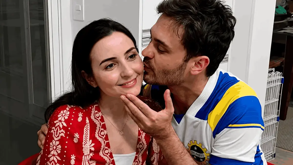 Eşini 30 saniyede 195 kez öptü! Dünya rekorunun sahibi oldu