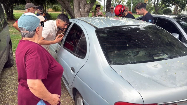 Otomobilde kilitli kalan 1 yaşındaki Firaz'u itfaiye kurtardı