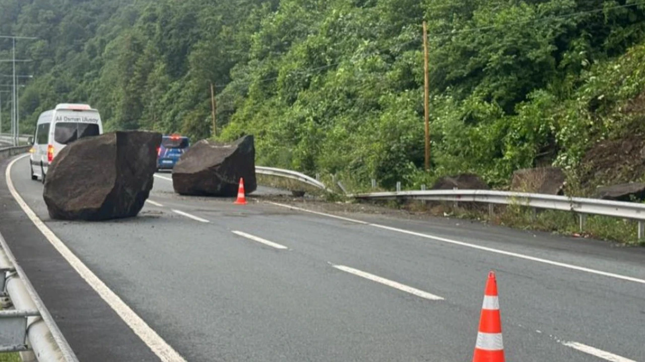 Karadeniz Sahil Yolu'nda korku dolu anlar: Dev kayalar yola düştü