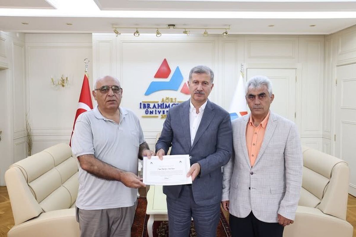 Öğr. Gör. Salim Arpacı kişisel kütüphanesini AİÇÜ'ne bağışladı