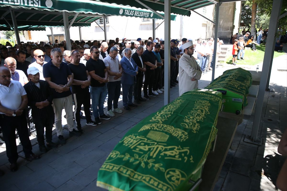 Afyonkarahisar'daki trafik kazasında ölen anne ve bebeği Kayseri'de toprağa verildi