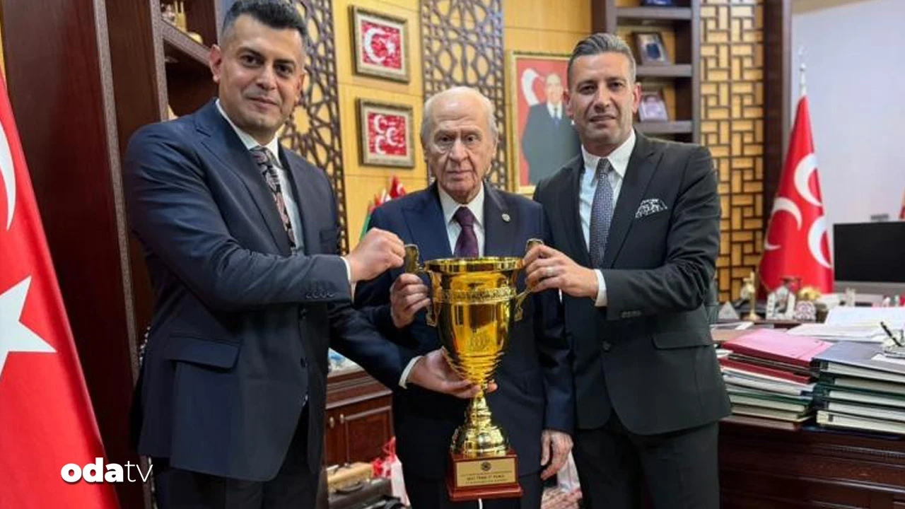 Boksçulardan Bahçeli'ye kupa
