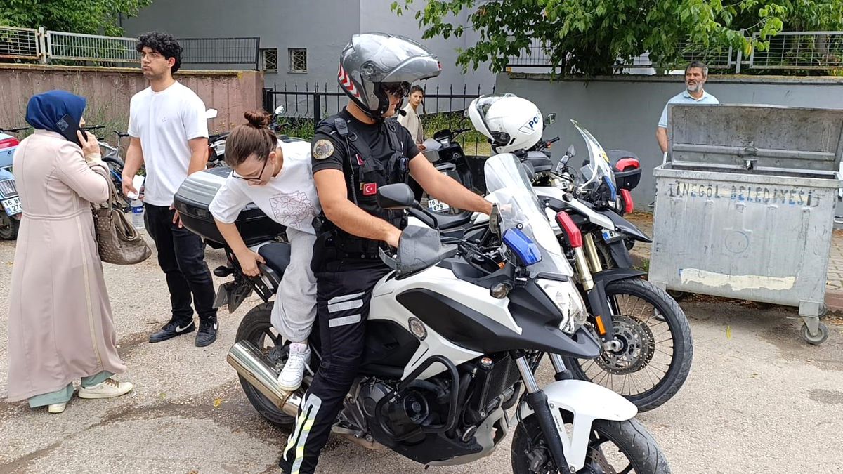 Bursa'da yanlış okula gelen adayların yardımına polis koştu