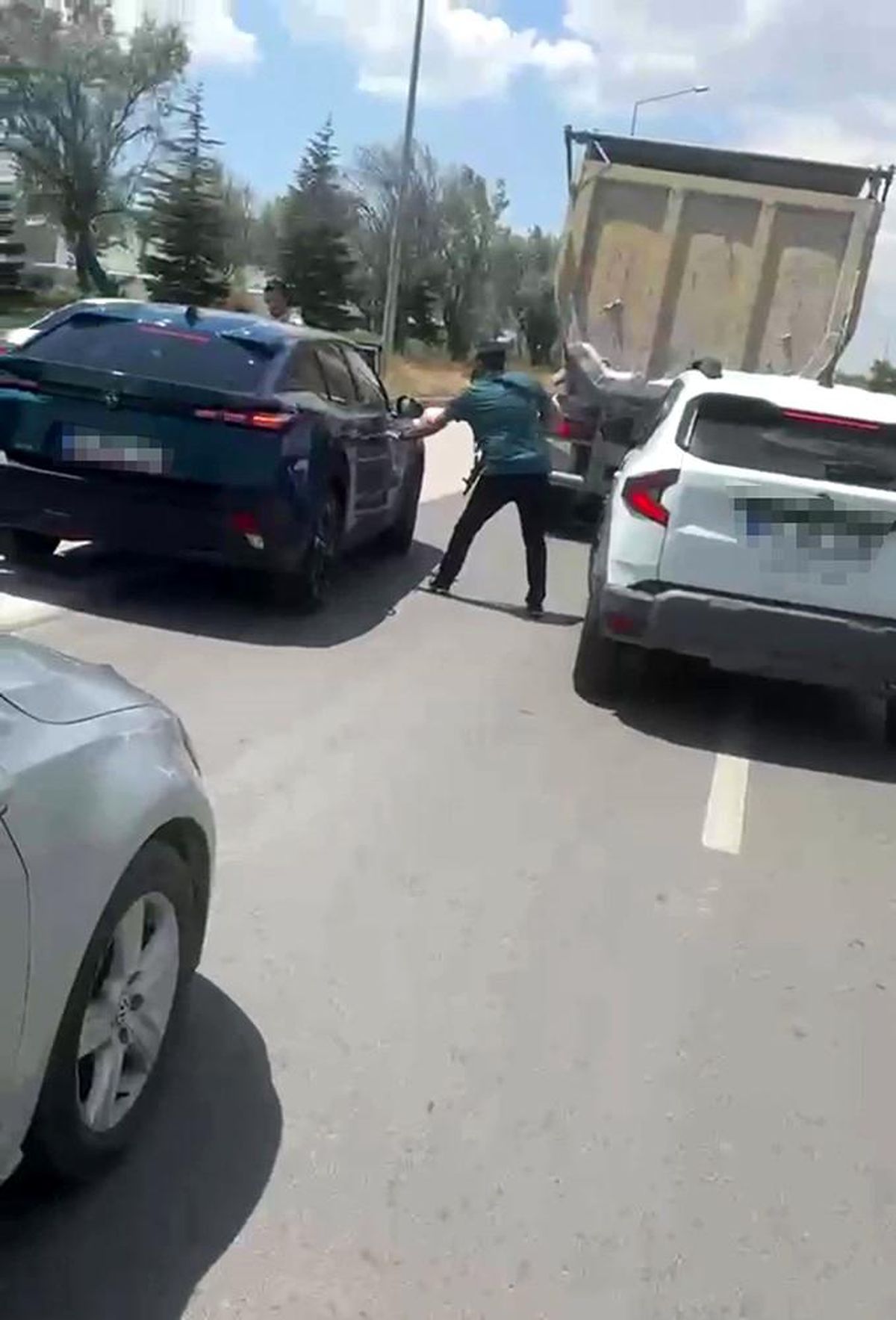 Konya polisinden uyuşturucu sevkiyatına darbe: 900 kilogram uyuşturucu üretilebilen ham madde ele geçirildi