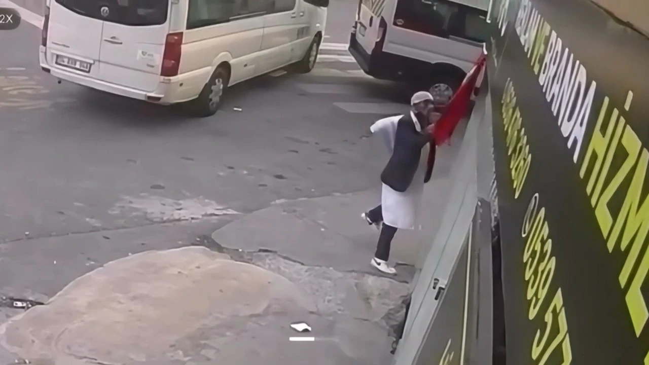 Türk bayrağını yere atmıştı: Paketlendi! Suç makinesinden skandal savunma: Arada kendimi kaybediyorum