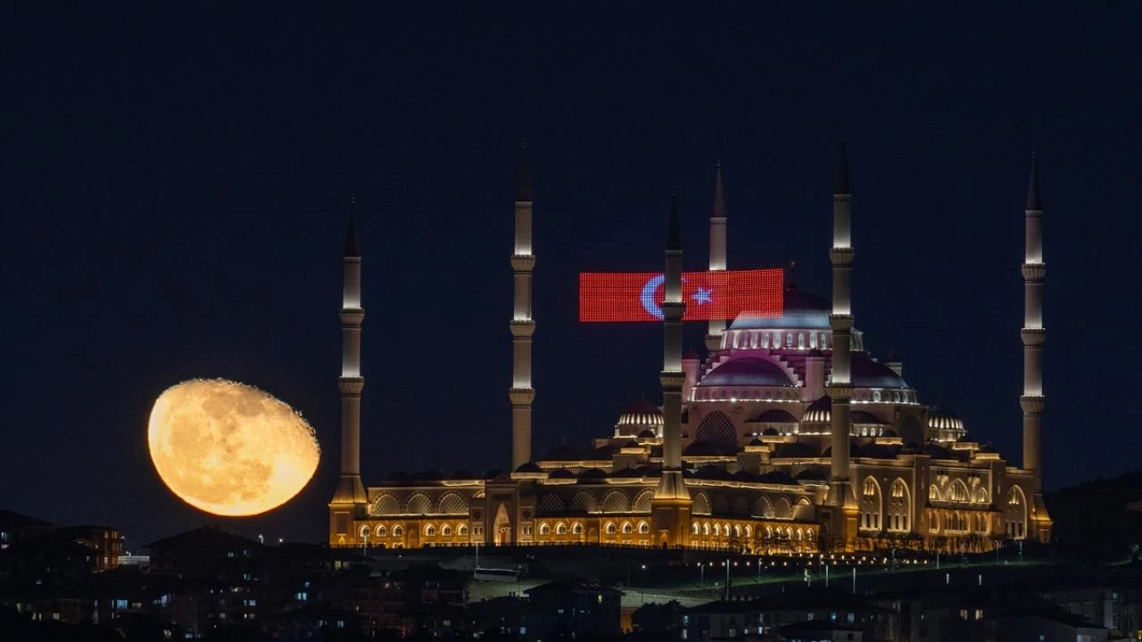 90 bin camiden tek ses: 15 Temmuz'un birlik ve direniş sembolü selalar yeniden yükseldi