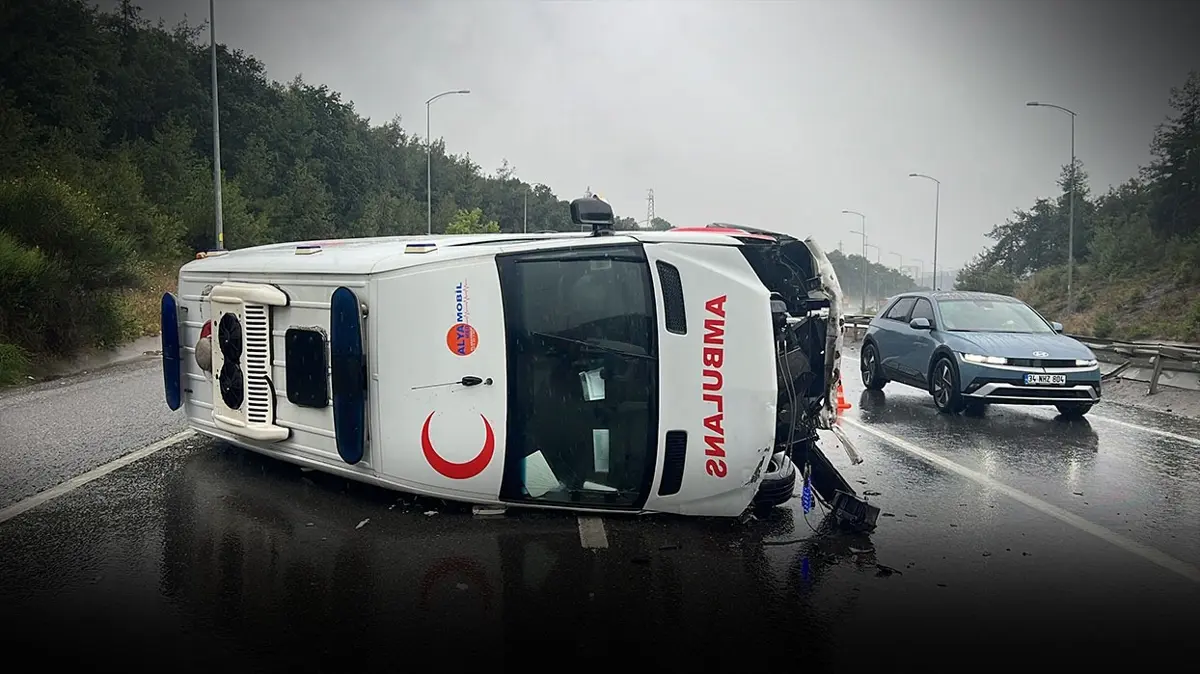 Şile Otoyolu'nda kaza: Kontrolden çıkan ambulans devrildi