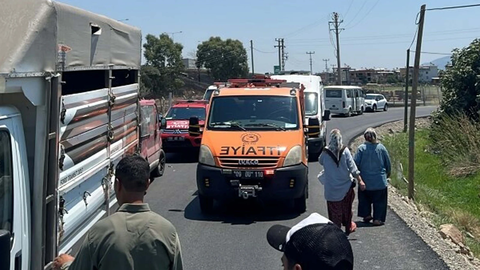 Sulama kanalına uçan otomobildeki anne ve 2 çocuğu kurtarıldı