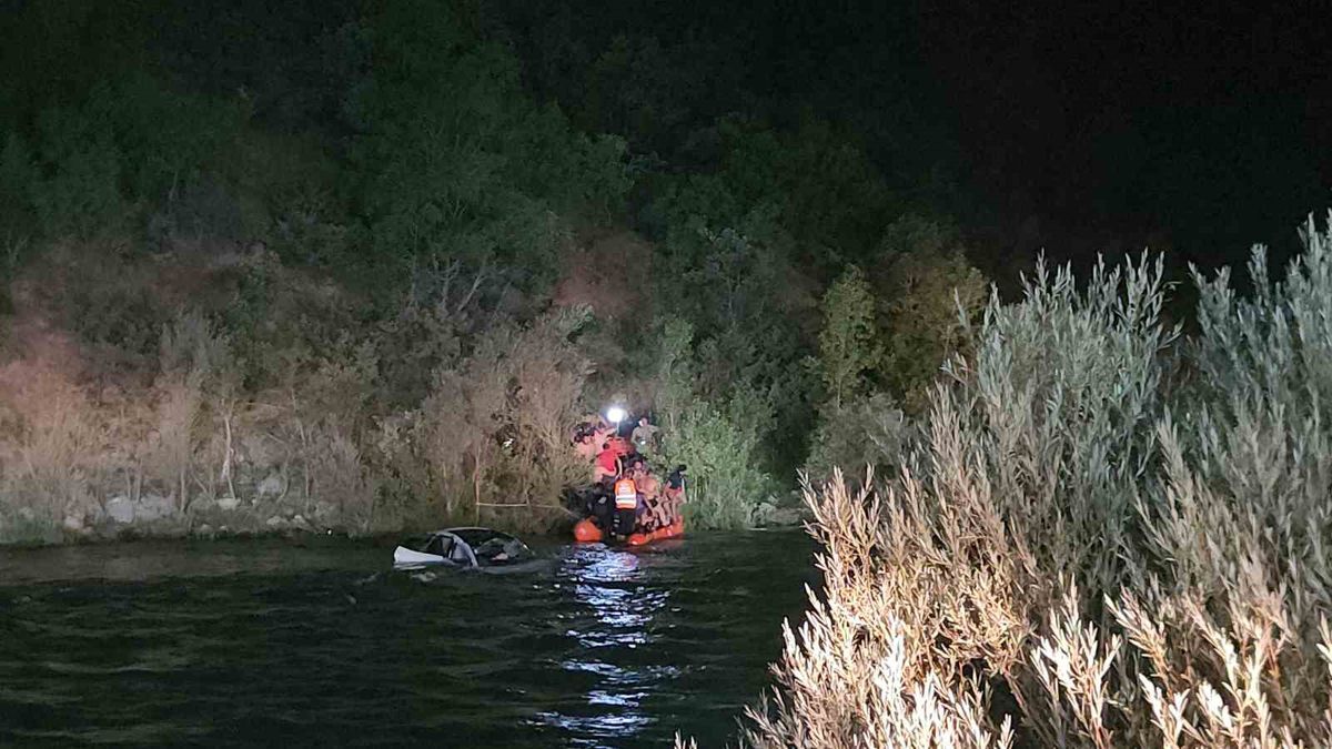 Tunceli'de otomobil uçurumdan nehre yuvarlandı: 2 yaralı