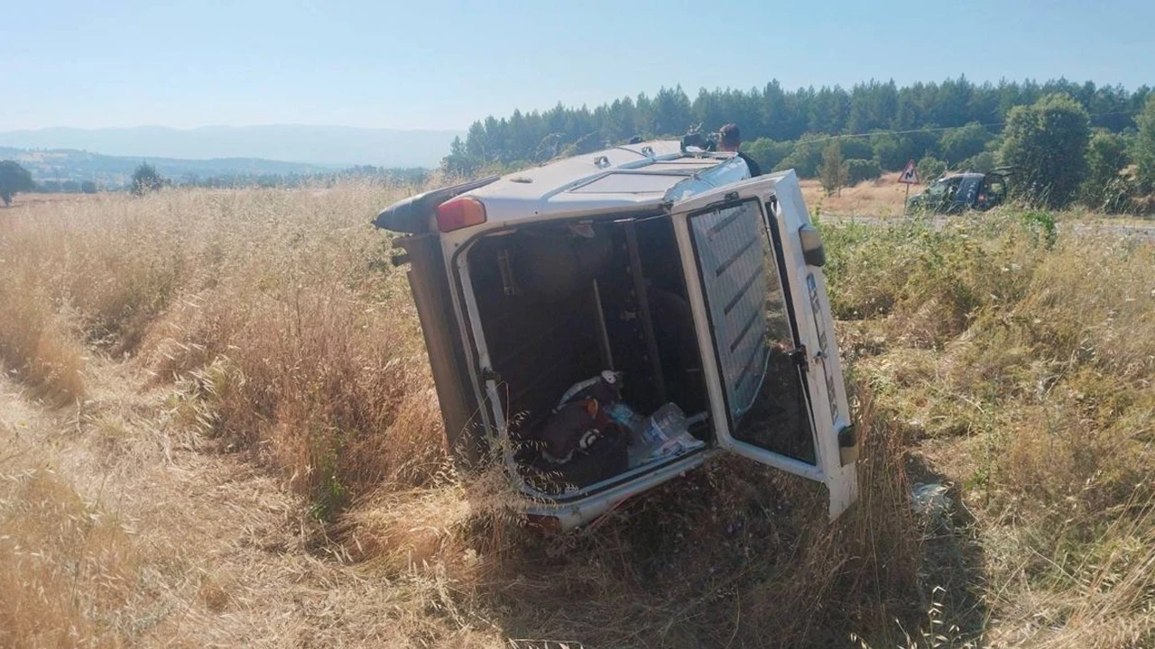 Uşak'ta otomobil şarampole devrildi: Biri bebek 3 kişi yaralandı