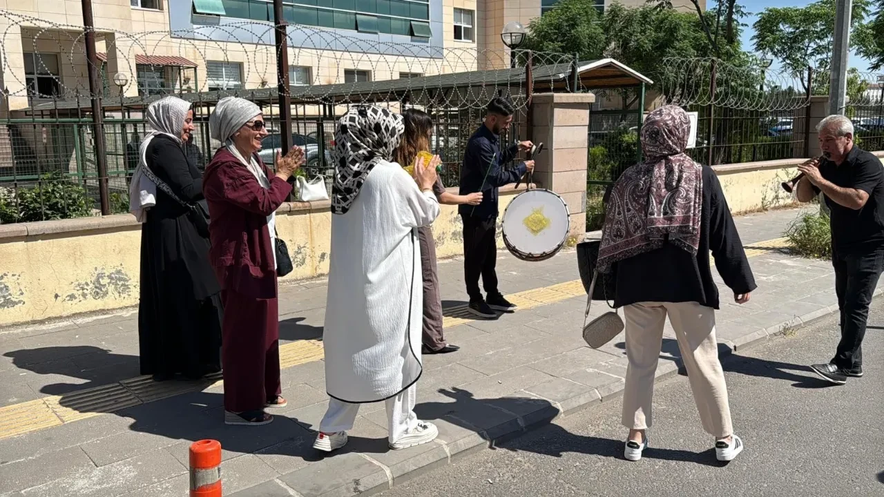 Bir garip boşanma davası! Kadın halay çekti, adam bağlama çalarak cevap verdi: İşte ilginç görüntüler