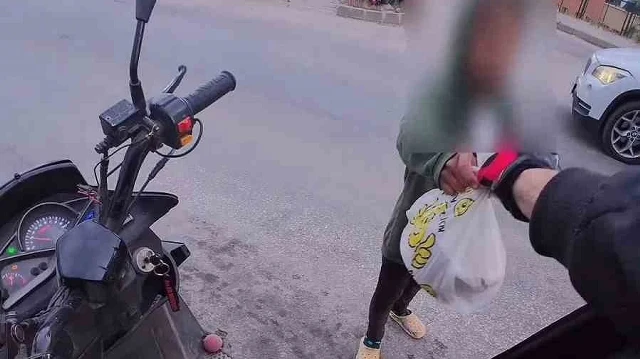 Müşterinin teslim almadığı siparişi yolda su satan çocuklara verdi