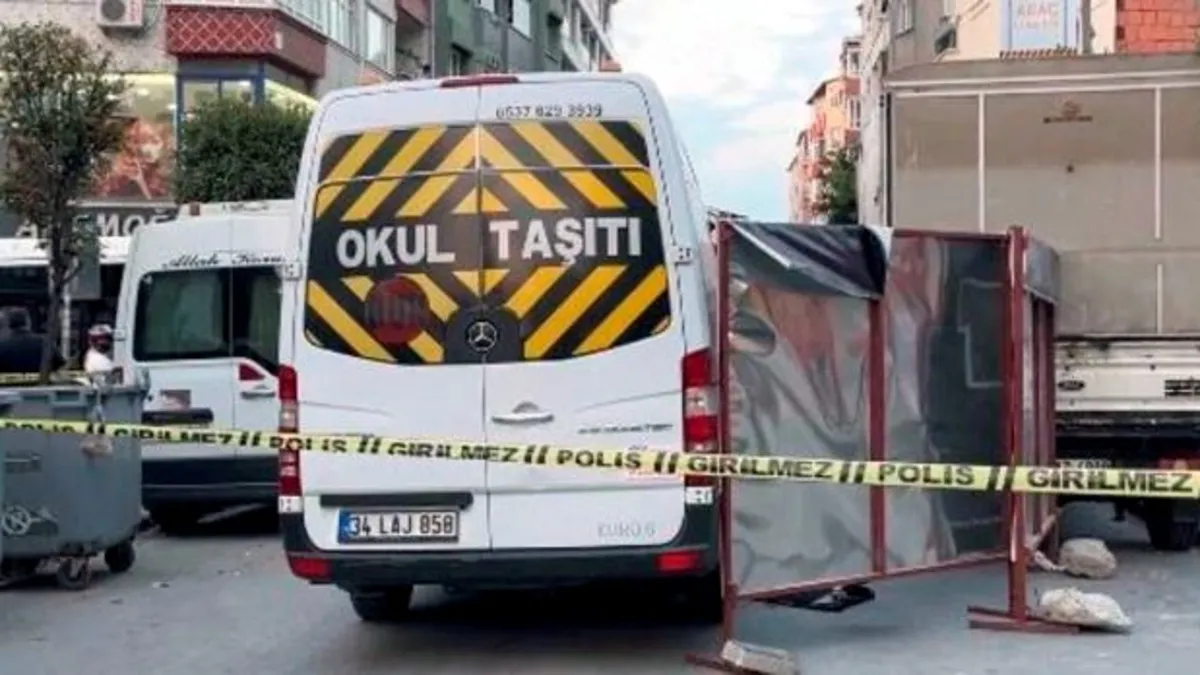 Geri manevra yapan servis minibüsünün çarptığı yaya öldü