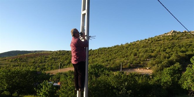 Telefon çekmeyen mezrada vatandaşlar elektrik direğine çıkıyor