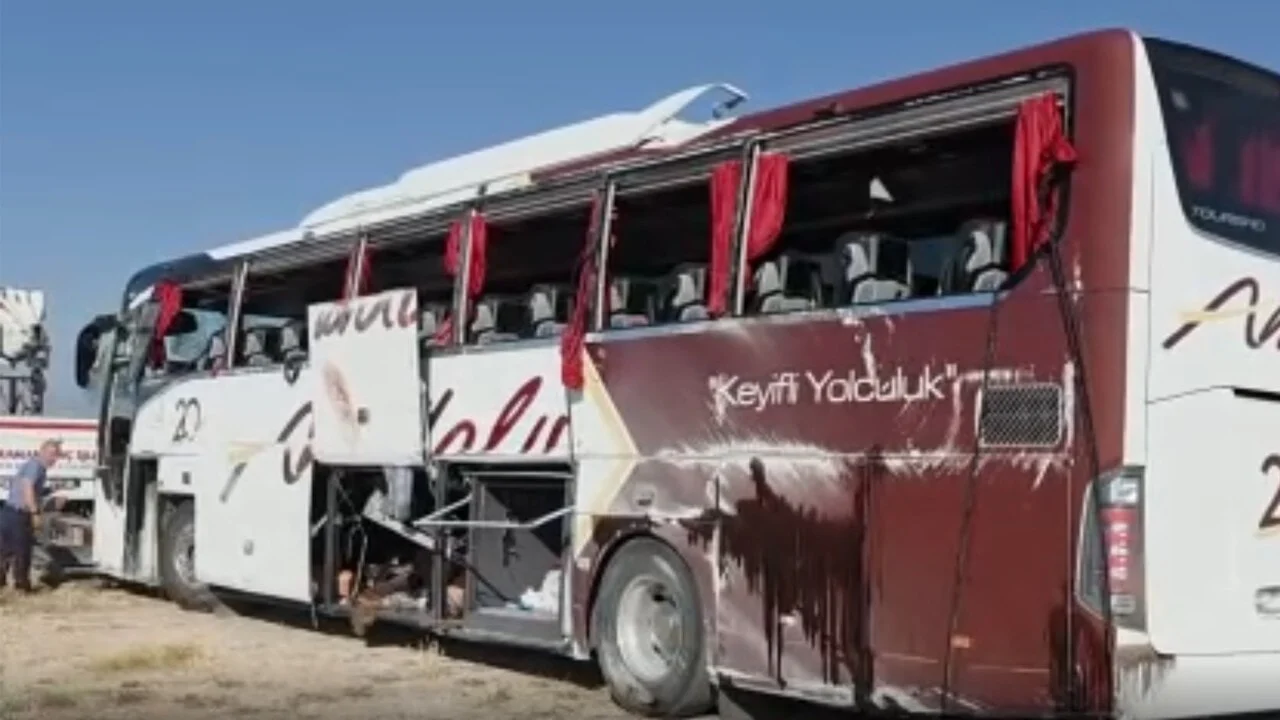 Yolcu otobüsü bariyerlere çarparak devrildi 31 yaralı