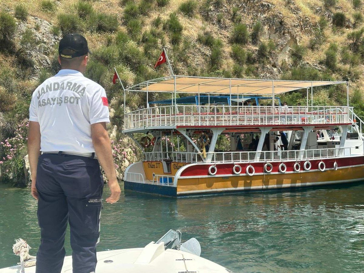 Halfeti'de arızalanıp sürüklenen tur teknesindeki 40 yolcuyu jandarma tahliye etti