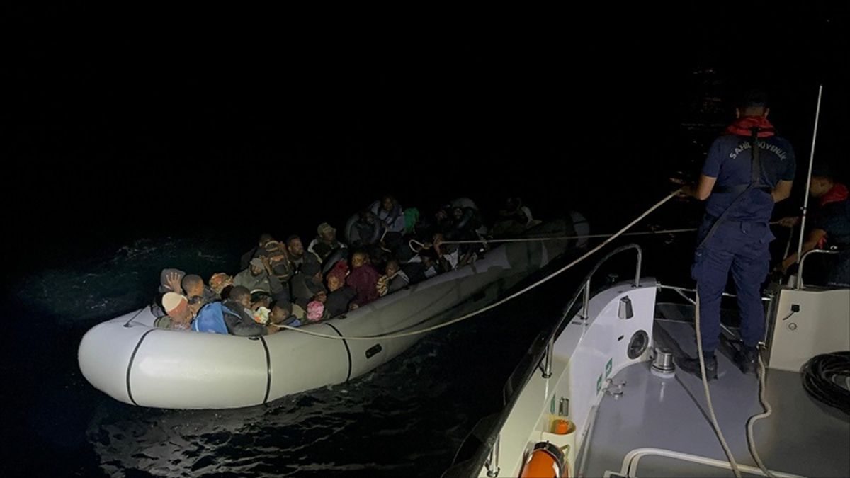 İzmir açıklarında 65 düzensiz göçmen yakalandı