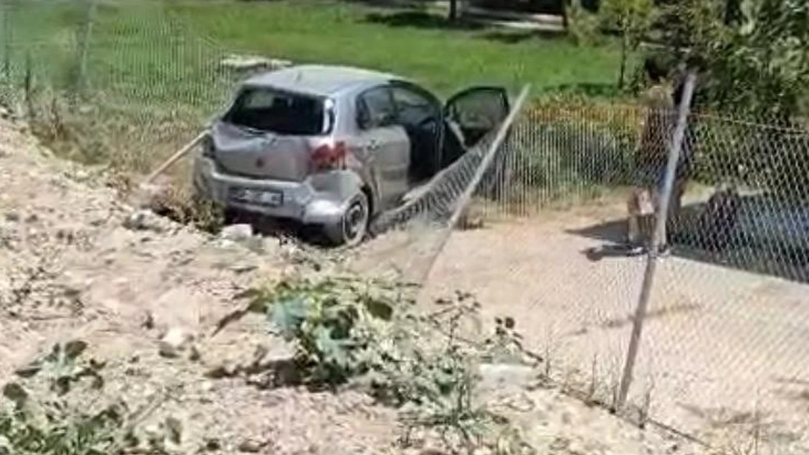 Zincirleme kazada otomobil enstitünün bahçesine düştü: Çok sayıda yaralı var
