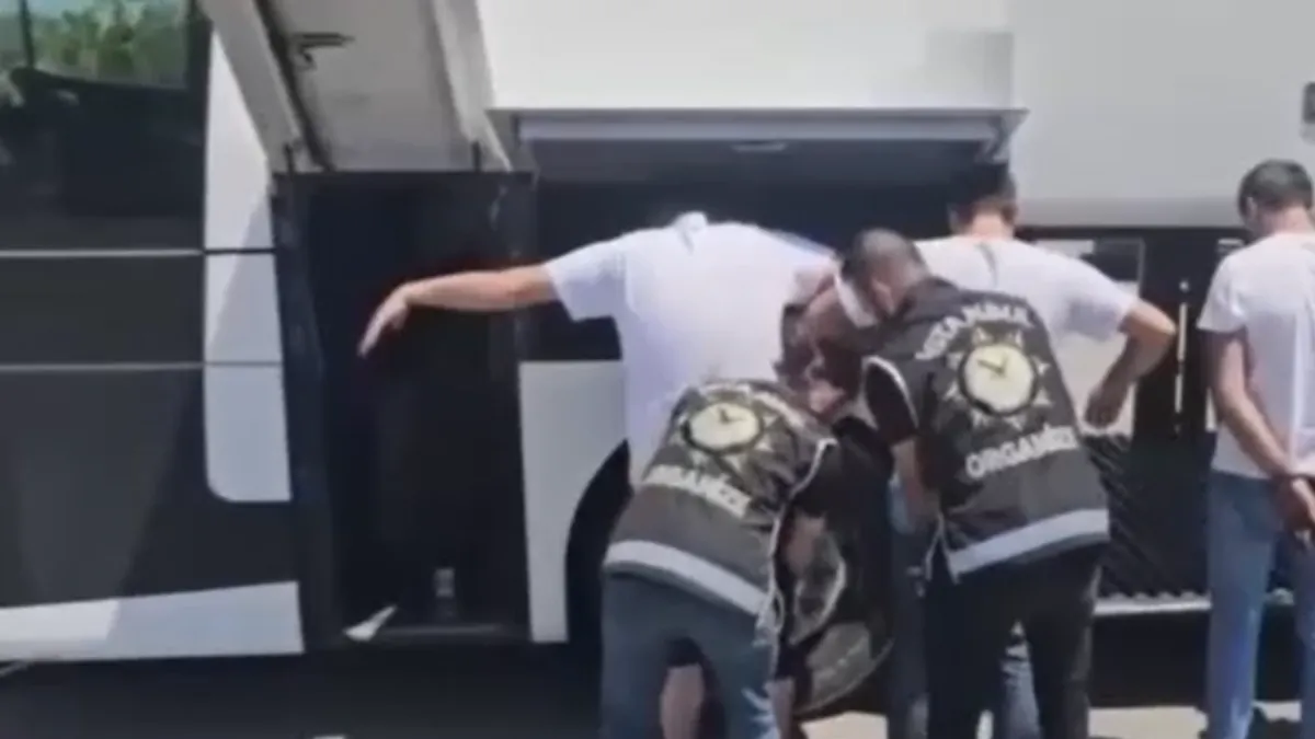 İstanbul Tuzla’da durduruldu: Otobüsten cephanelik çıktı! Şoke eden görüntüler...