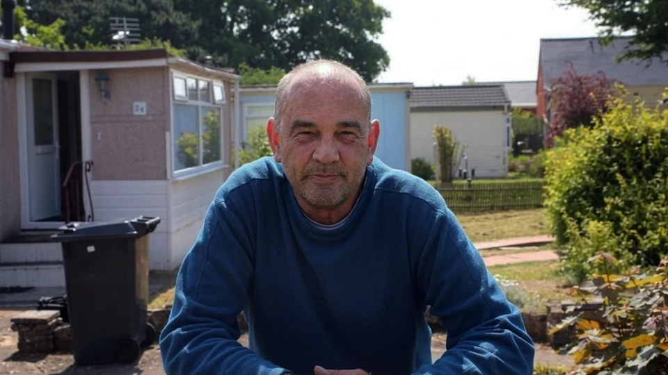 Kendini ölü sanıp mezarlıkta yaşayan adam