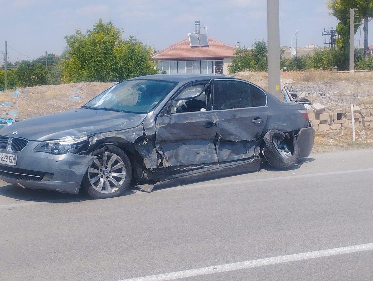 Hafif ticari araç ile otomobil çarpıştı: 6 yaralı