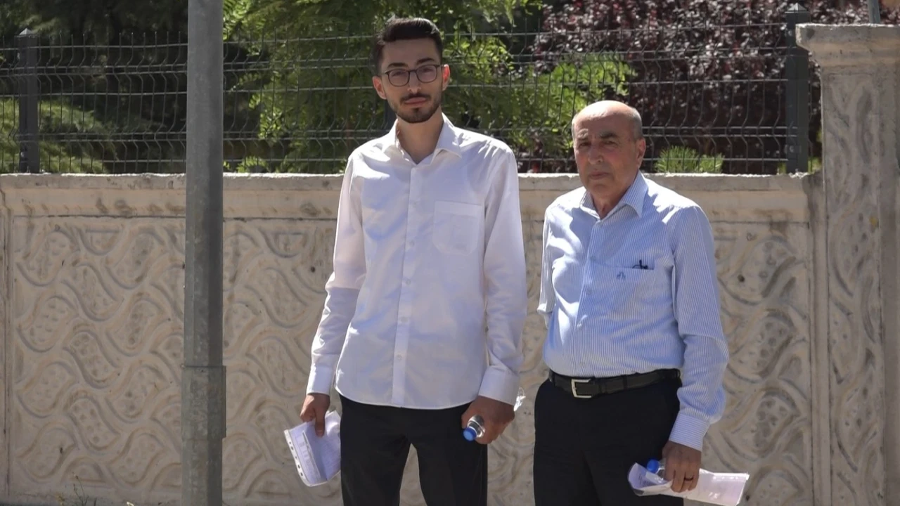 70 yaşındaki baba, 25 yaşındaki oğlu ile sınava girdi