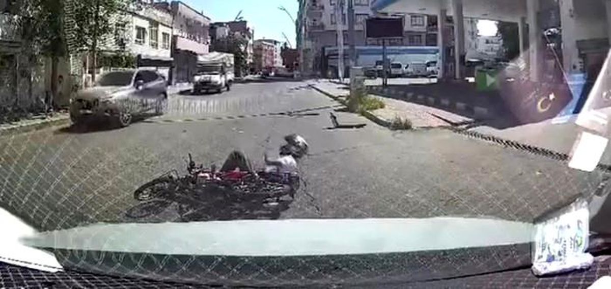 Motosikletin otomobile çarpma anı araç kamerasında
