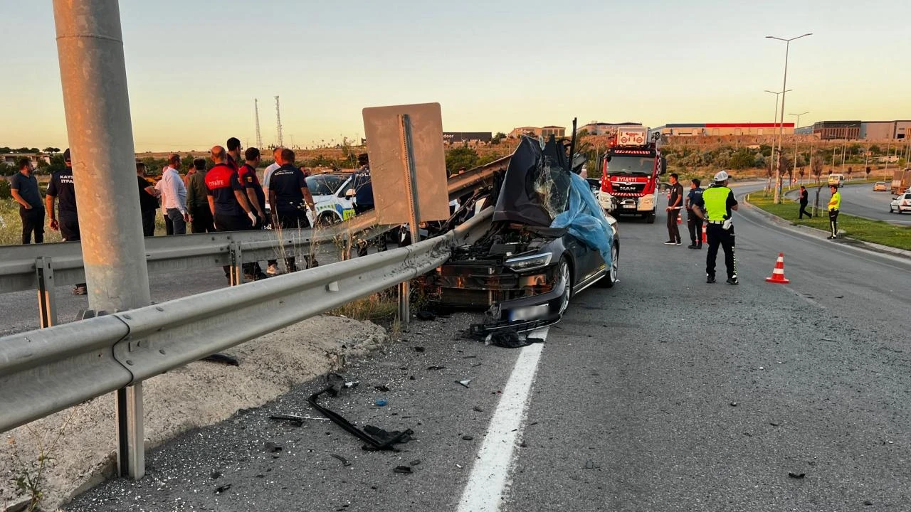 Düğün konvoyunda acı son: Bariyere çarpan otomobilde 1 kişi hayatını kaybetti